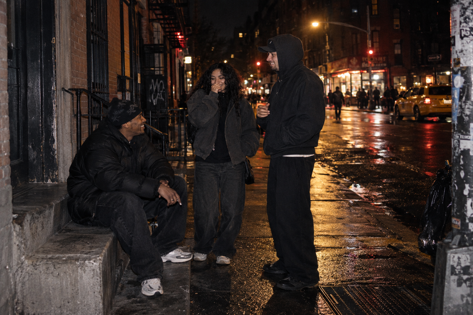 Freunde auf einer New Yorker Straße bei Nacht