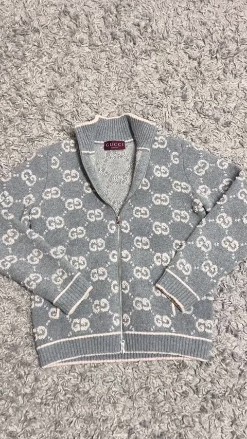 PULLOVER IM DETAIL